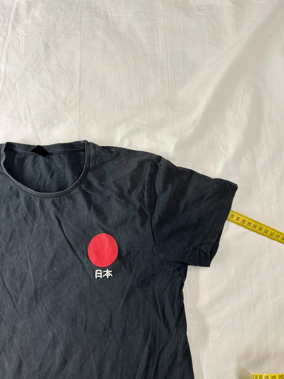 T-shirt preto com estampa vermelha vintage – photo 4